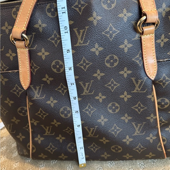 Louis Vuitton Totally MM - Picture 11 of 13